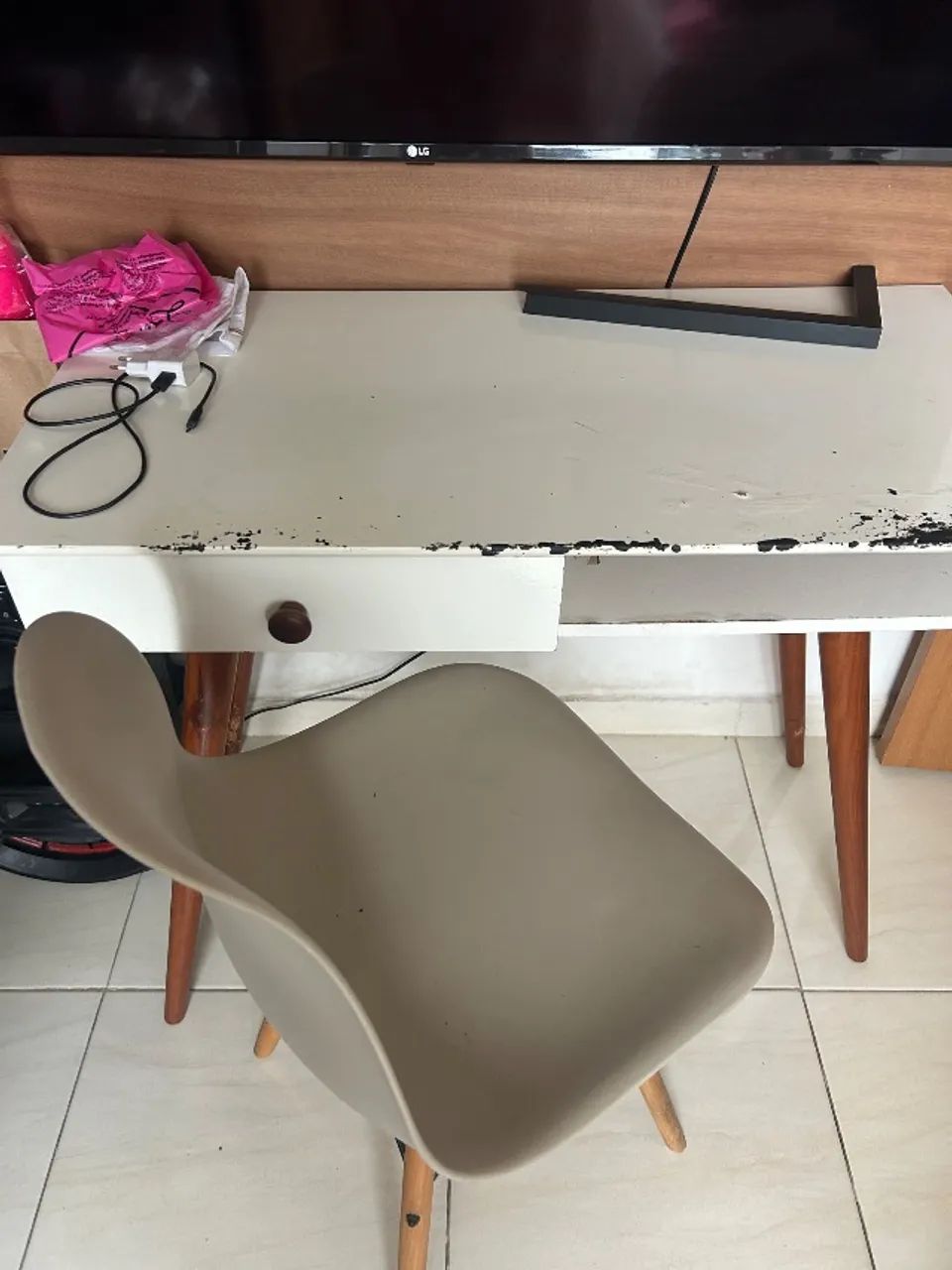 Mesa escrivaninha retrô e cadeira Eames com pé de madeira