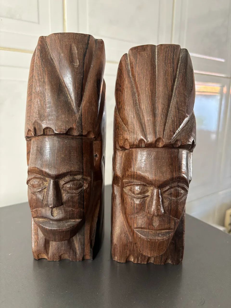 Par esculturas em madeira maciça