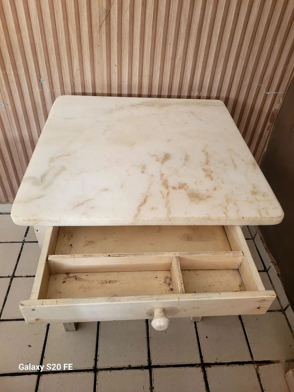 Vendo mesa de estudo base madeira com tampo de mármore  - Foto 4