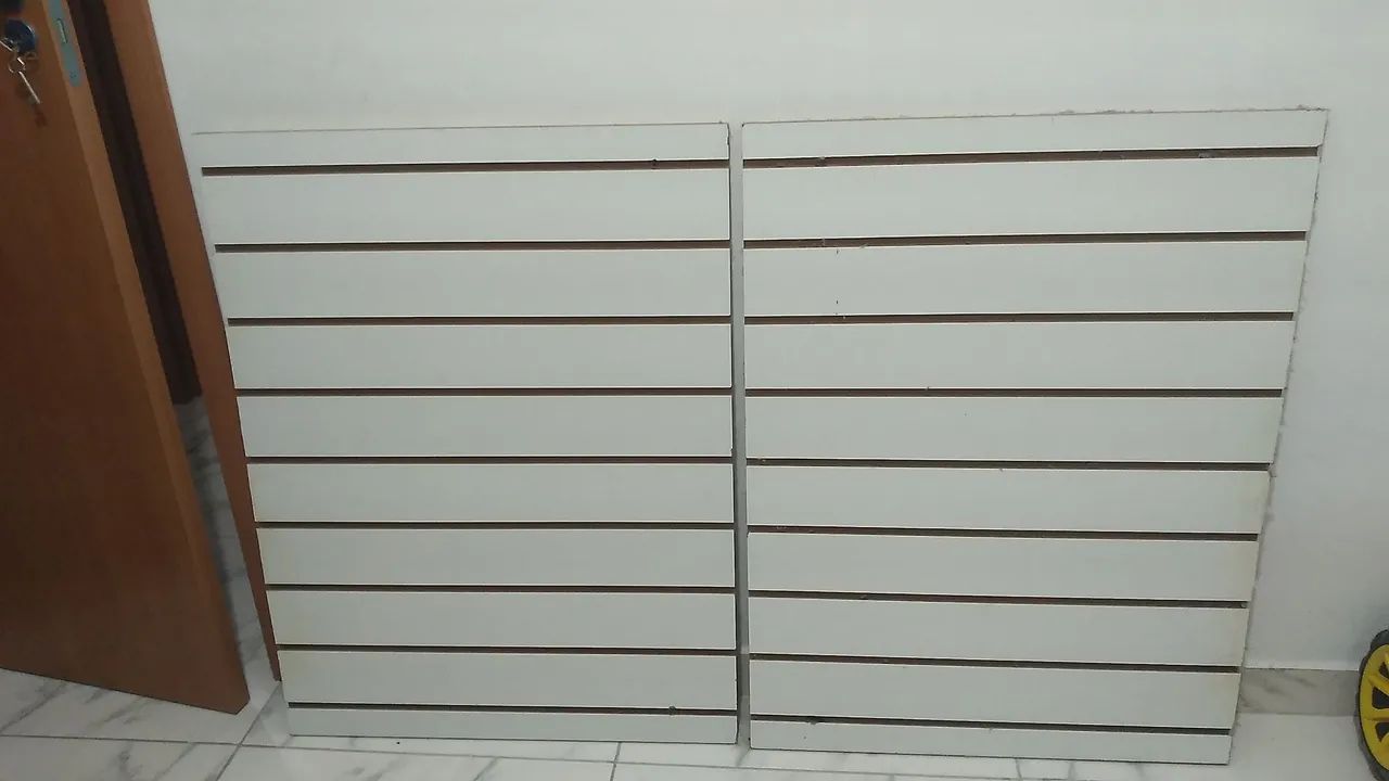Vende-se 2 expositor painel ripado