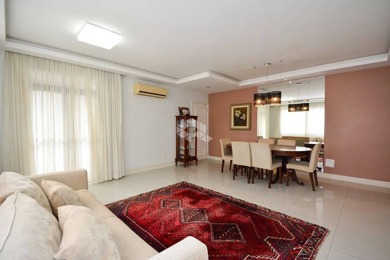 APARTAMENTO MOBILIADO À VENDA NO CENTRO DE FLORIANÓPOLIS COM VISTA PARA O BOSQUE E 2 SUÍTE