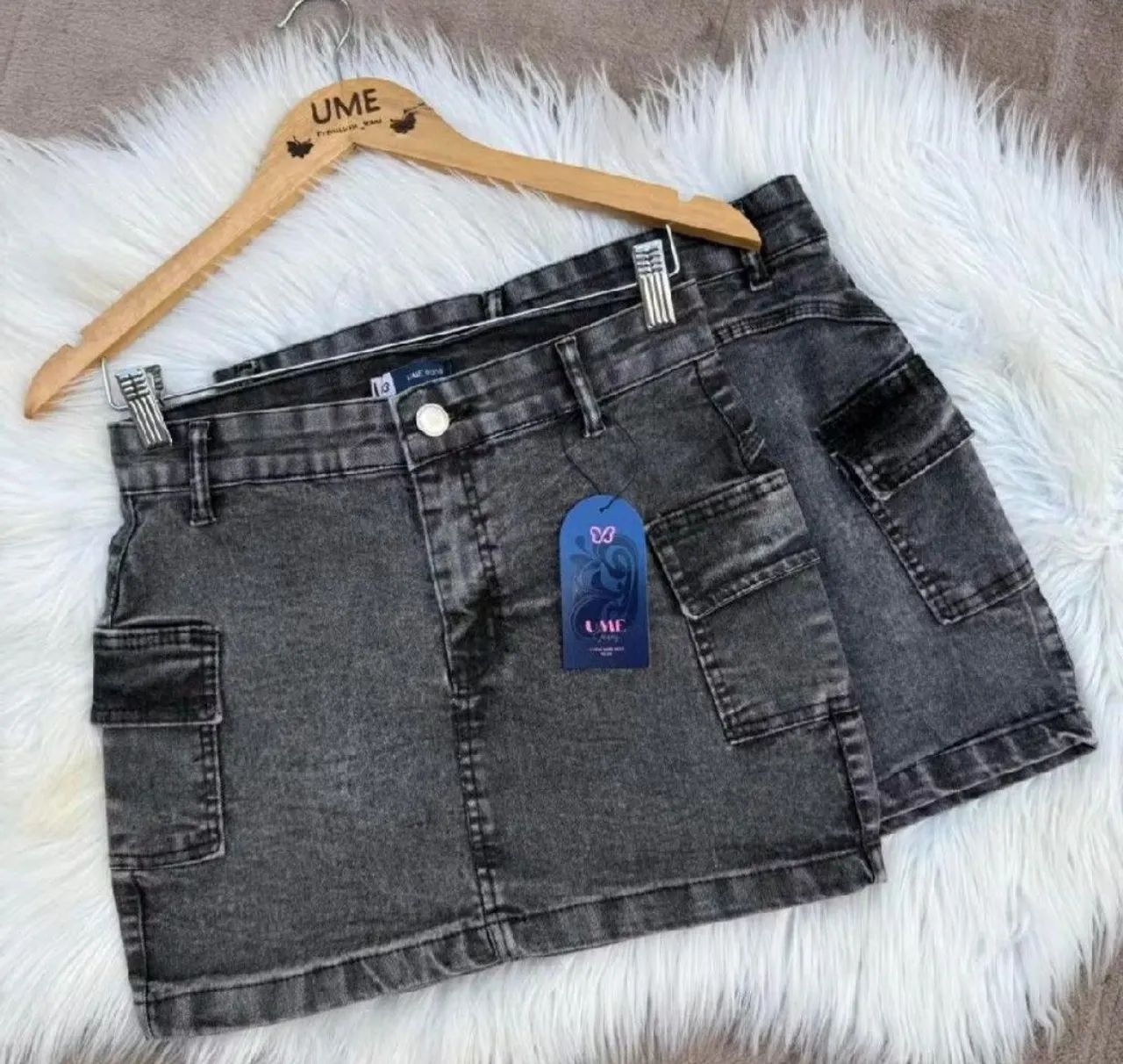 Saia jeans curta com bolso 