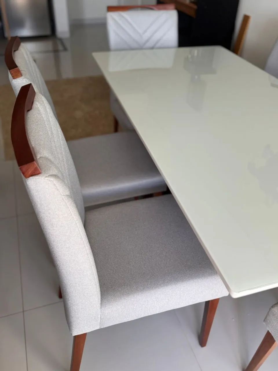 Mesa de Jantar 6 lugares  com pequena trinca na ponta - Foto 2