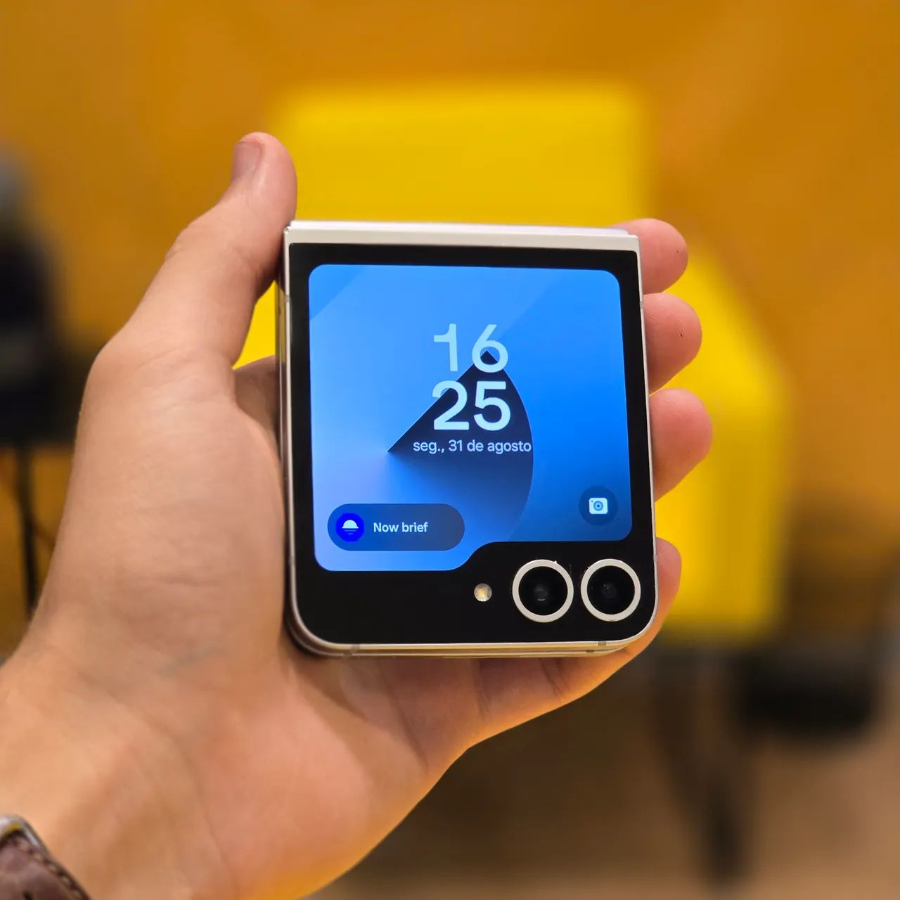 Galaxy Z Flip 6 barato com mancha - Foto 4