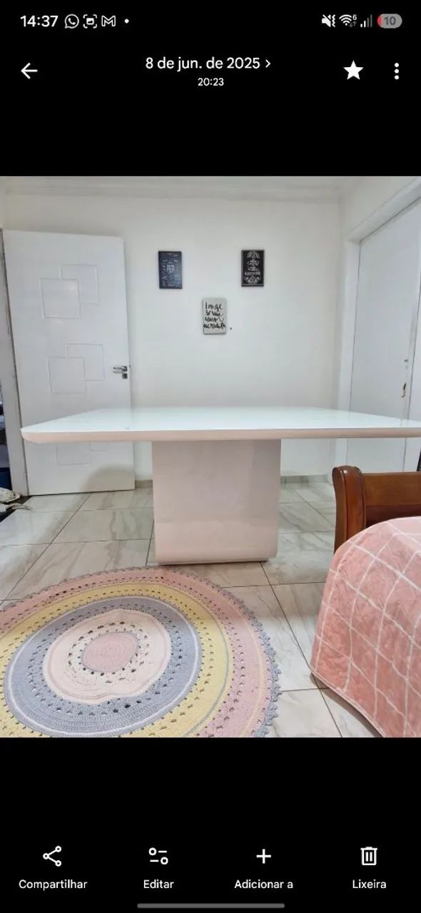 Mesa laqueada com tampo de vidro