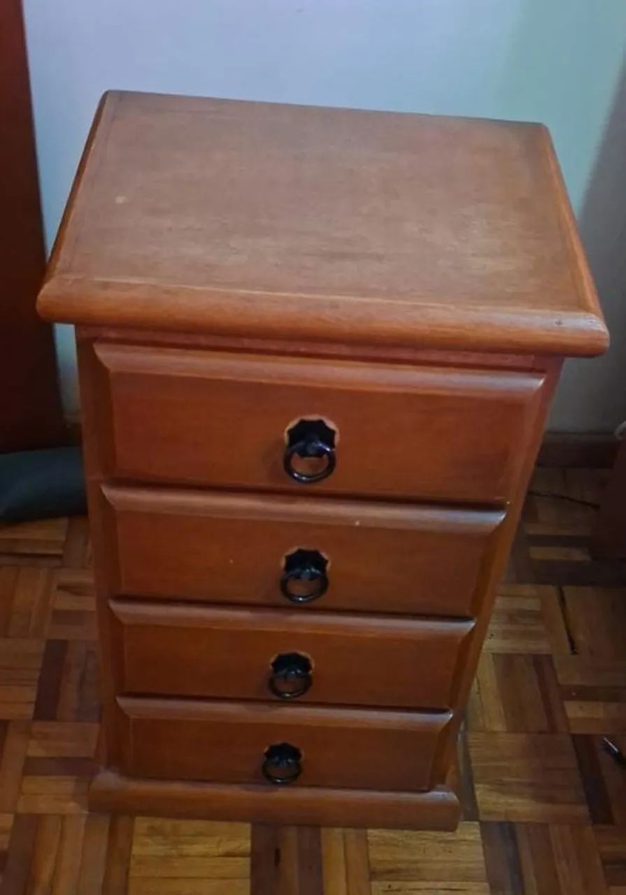 Mesinha de cabeceira com 4 gavetas