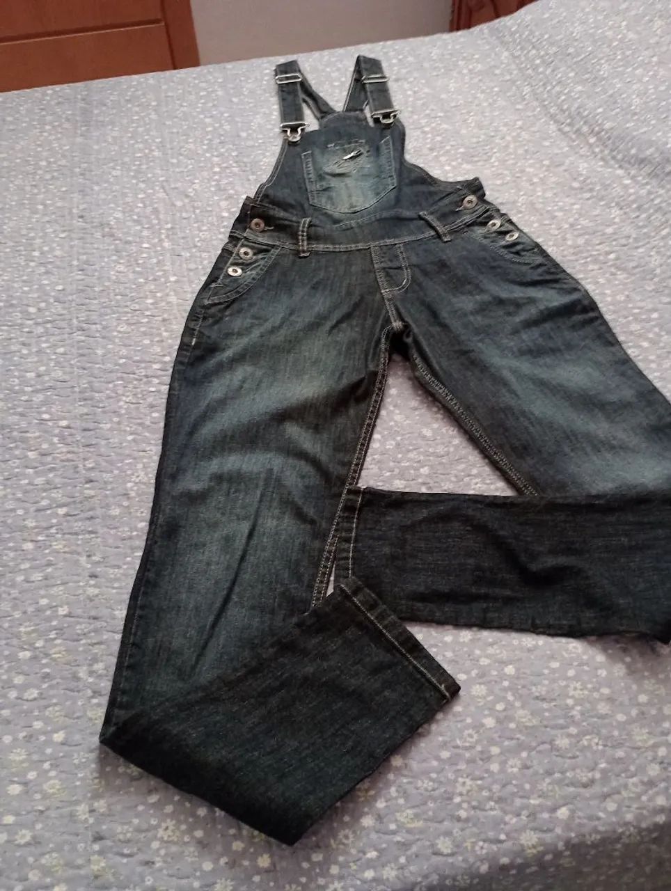 Jardineira jeans Nova Dgatte .