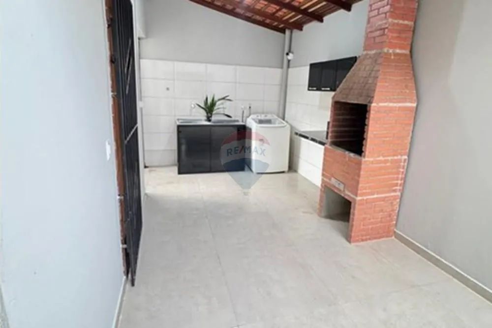 Casa espaçosa com 3 quartos - Foto 2