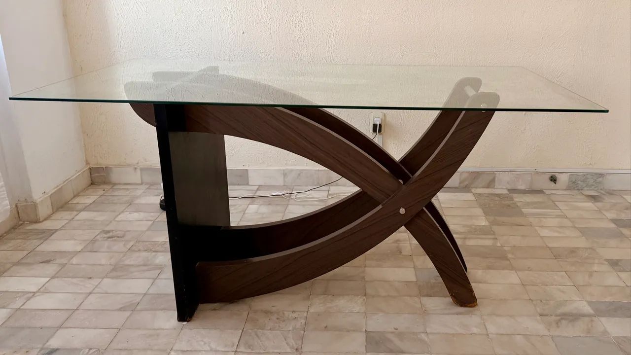 Mesa com tampo de vidro