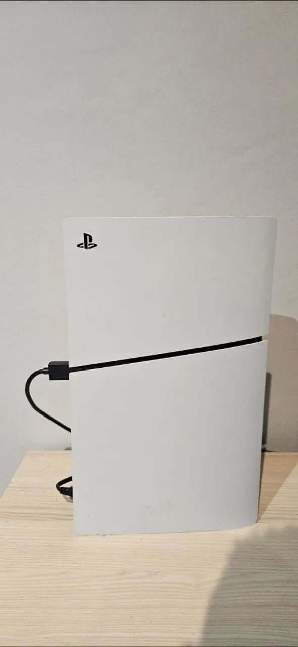 Vendo ps5 usado com 2 controles um preto e outro branco, ótimo estado de conservação.