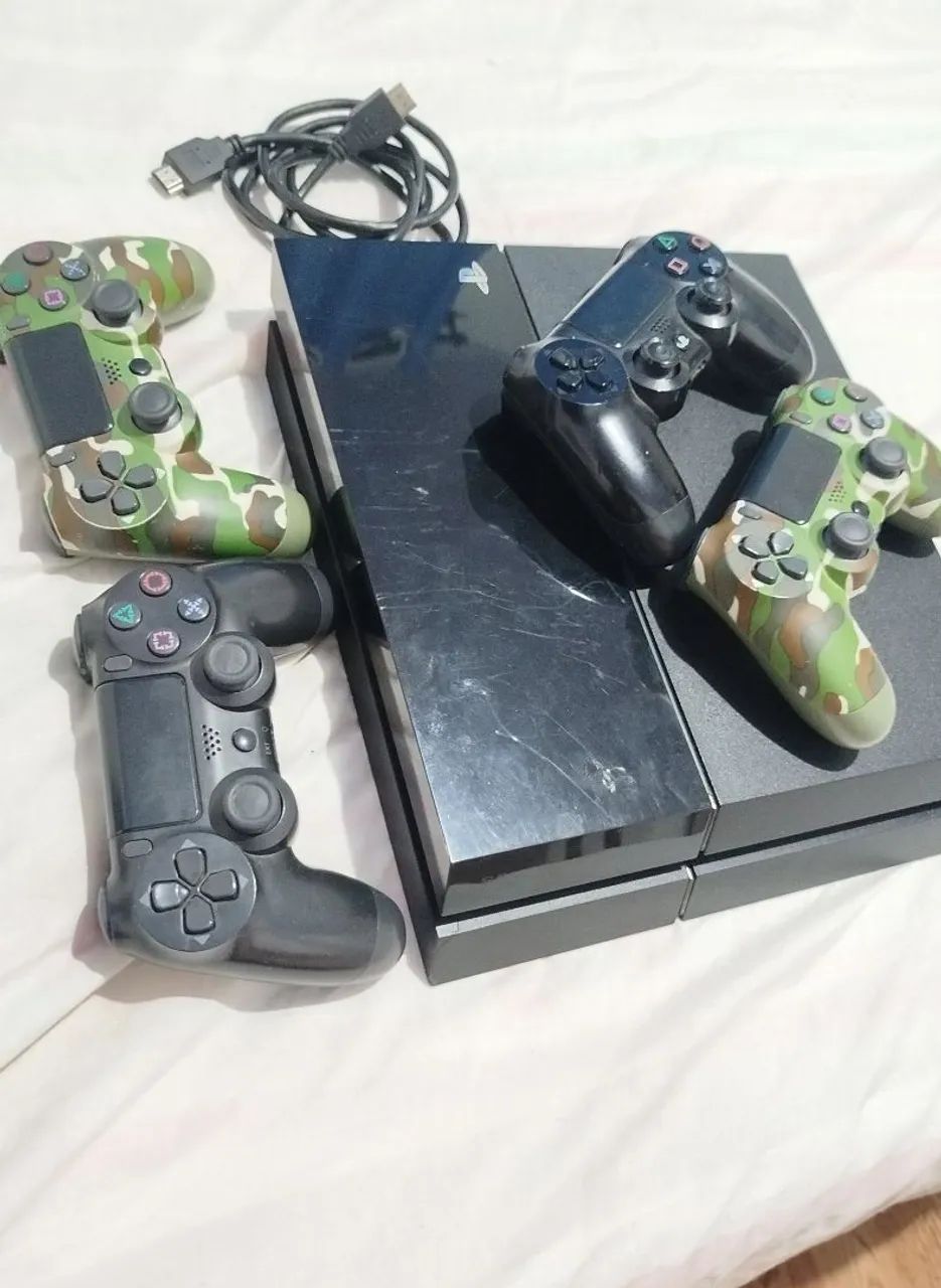 Ps4 FAT + 4 manetes - Foto 3