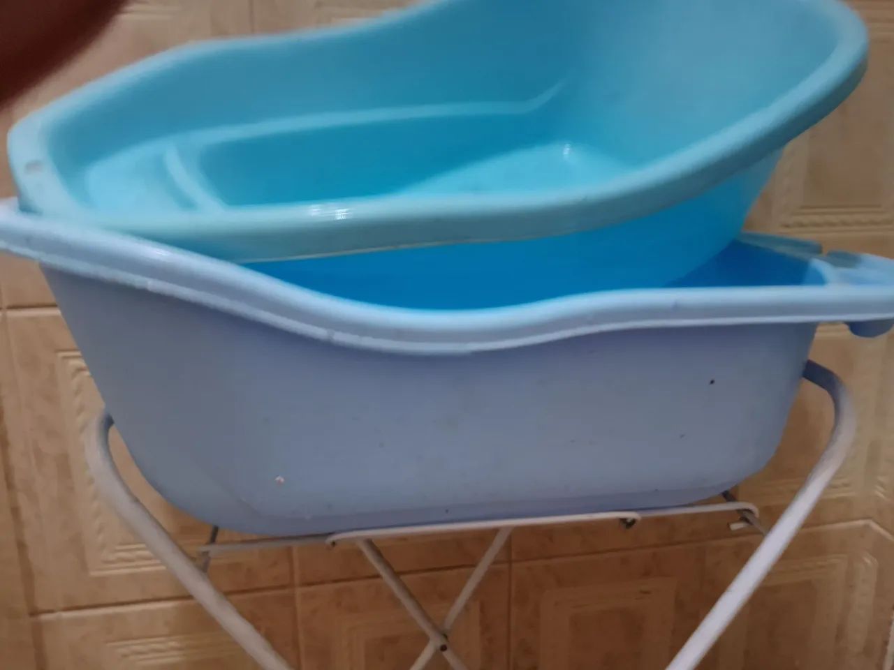 02 banheiras com  suporte para bebê
