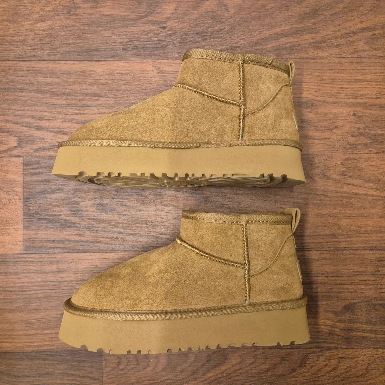 bota ugg classic ultra mini platform 37 - Foto 2