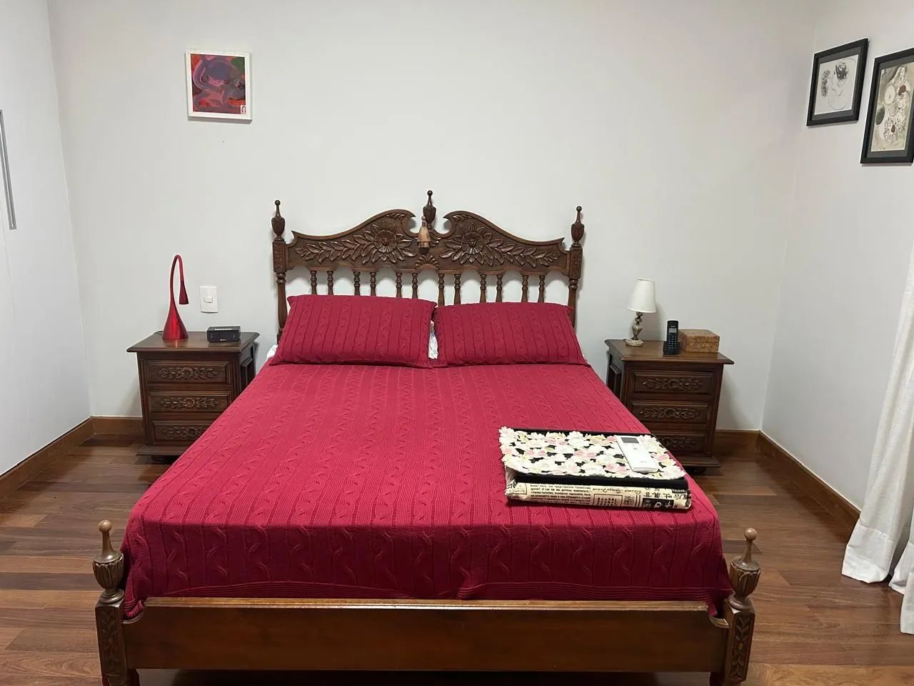 Cama de casal com 2 mesas de cabeceira. 
