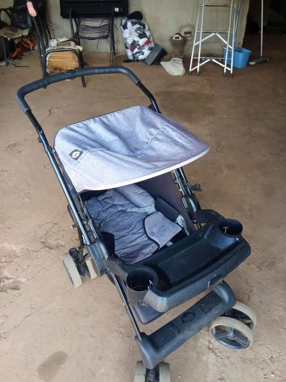 Carrinho de bebe semi novo +bebe conforto, marca TUTTI. 