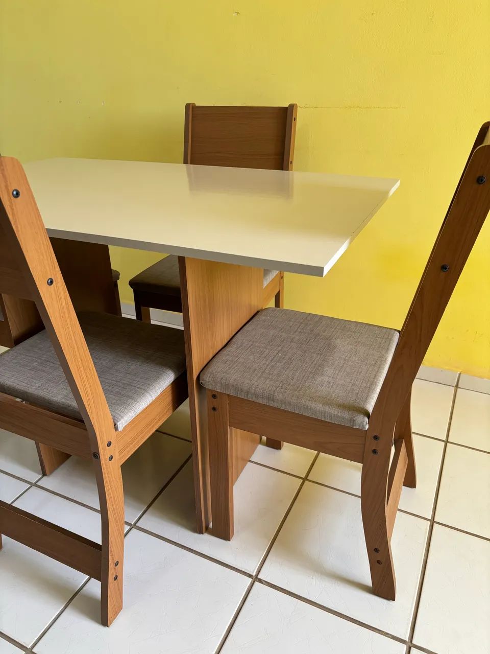 Mesa com quatro cadeiras  - Foto 2