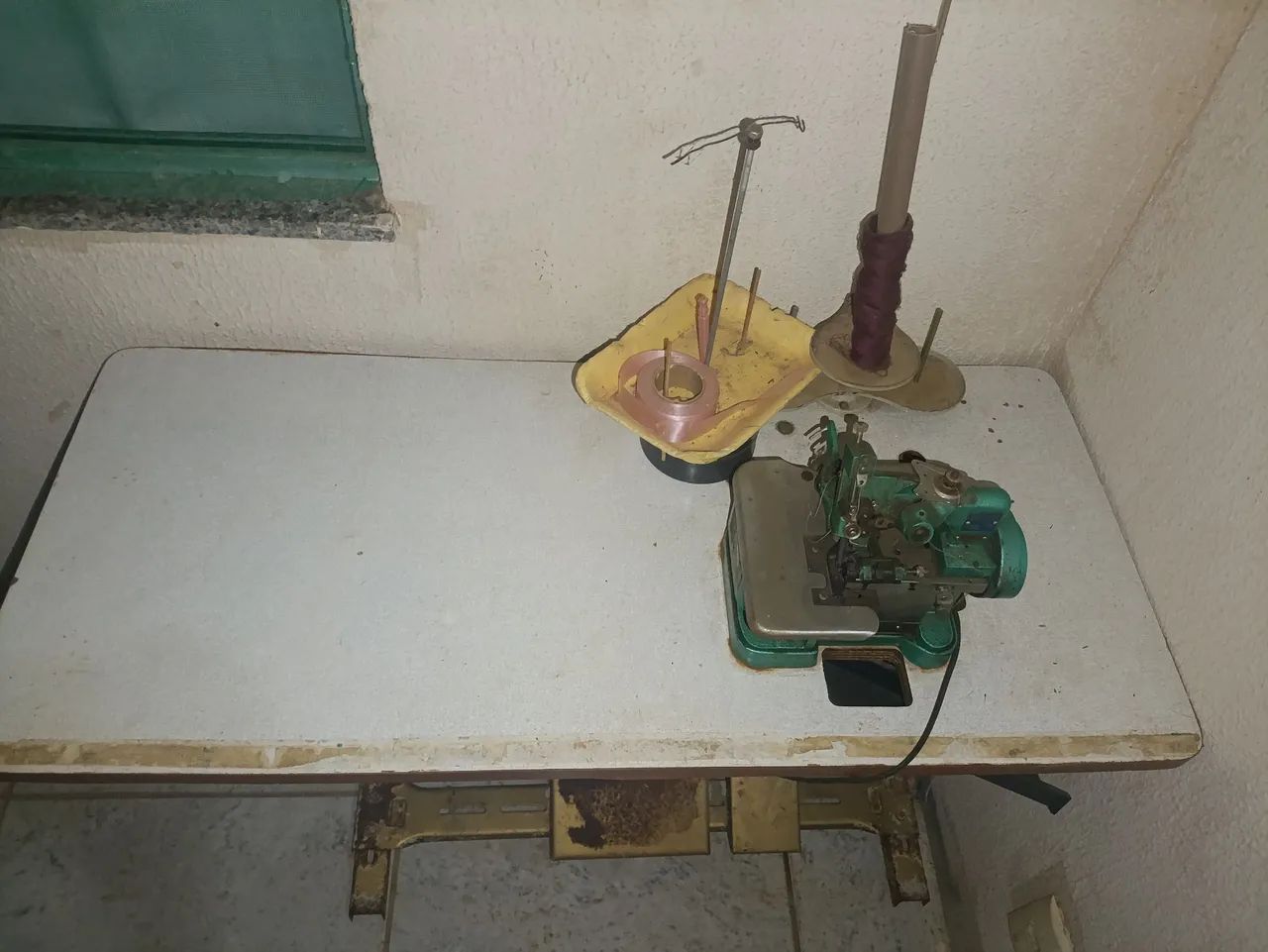 Máquina Overloque Industrial Funcionando + Mesa e Acessórios - Foto 3