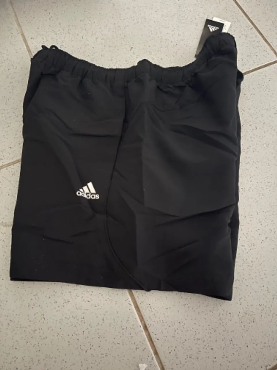 Elegância e Estilo Adidas Short ESS Chelsea Preto Clean GG c/ Forro e Bolsos Laterais, Tag