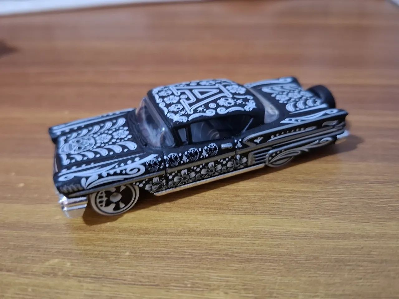 4 HotWheels diversos (com 1 T-Hunt) - Foto 2