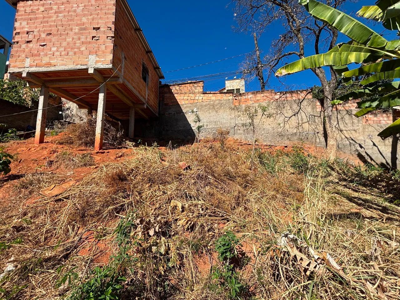 Lote todo murado com garagem para 2 veículos. - Foto 4