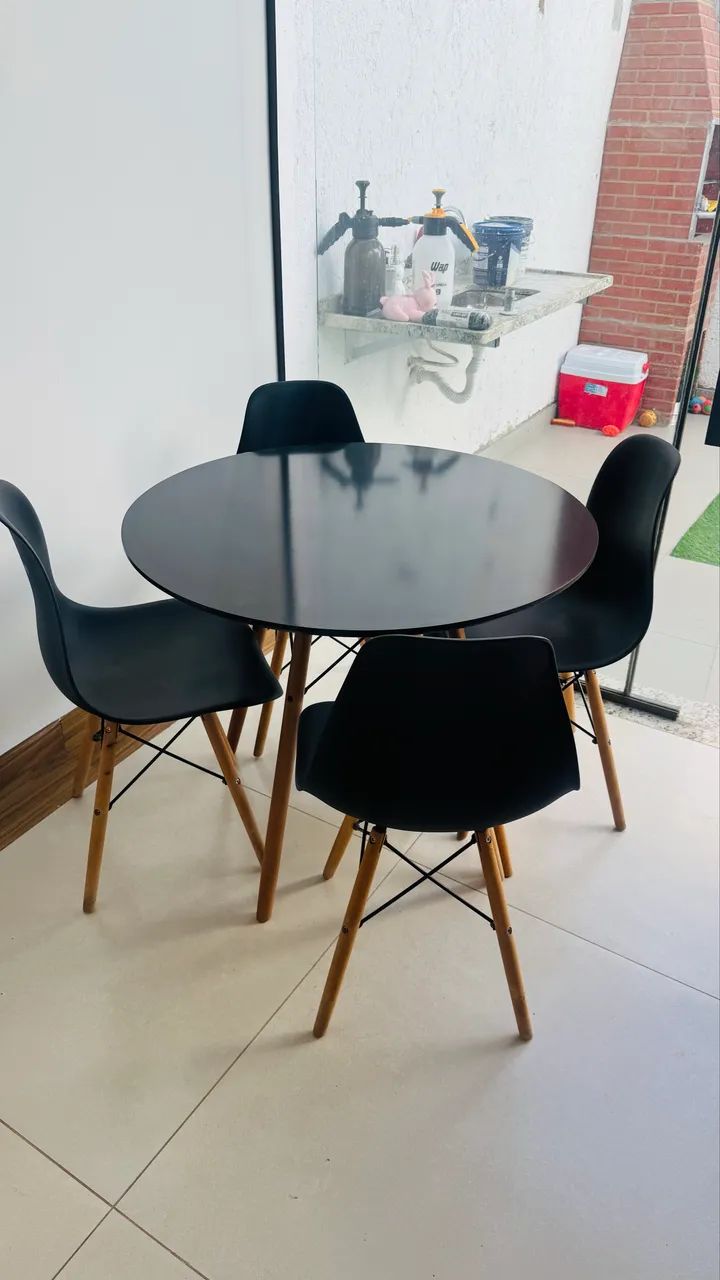 Mesa com 4 cadeiras 