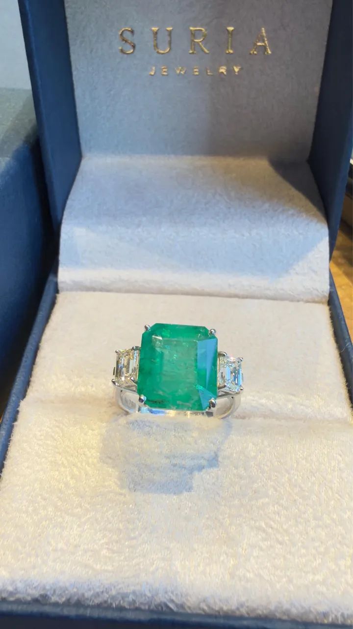 Anel Three Stone Esmeralda Extra e Diamantes Baguete 7.5 CT