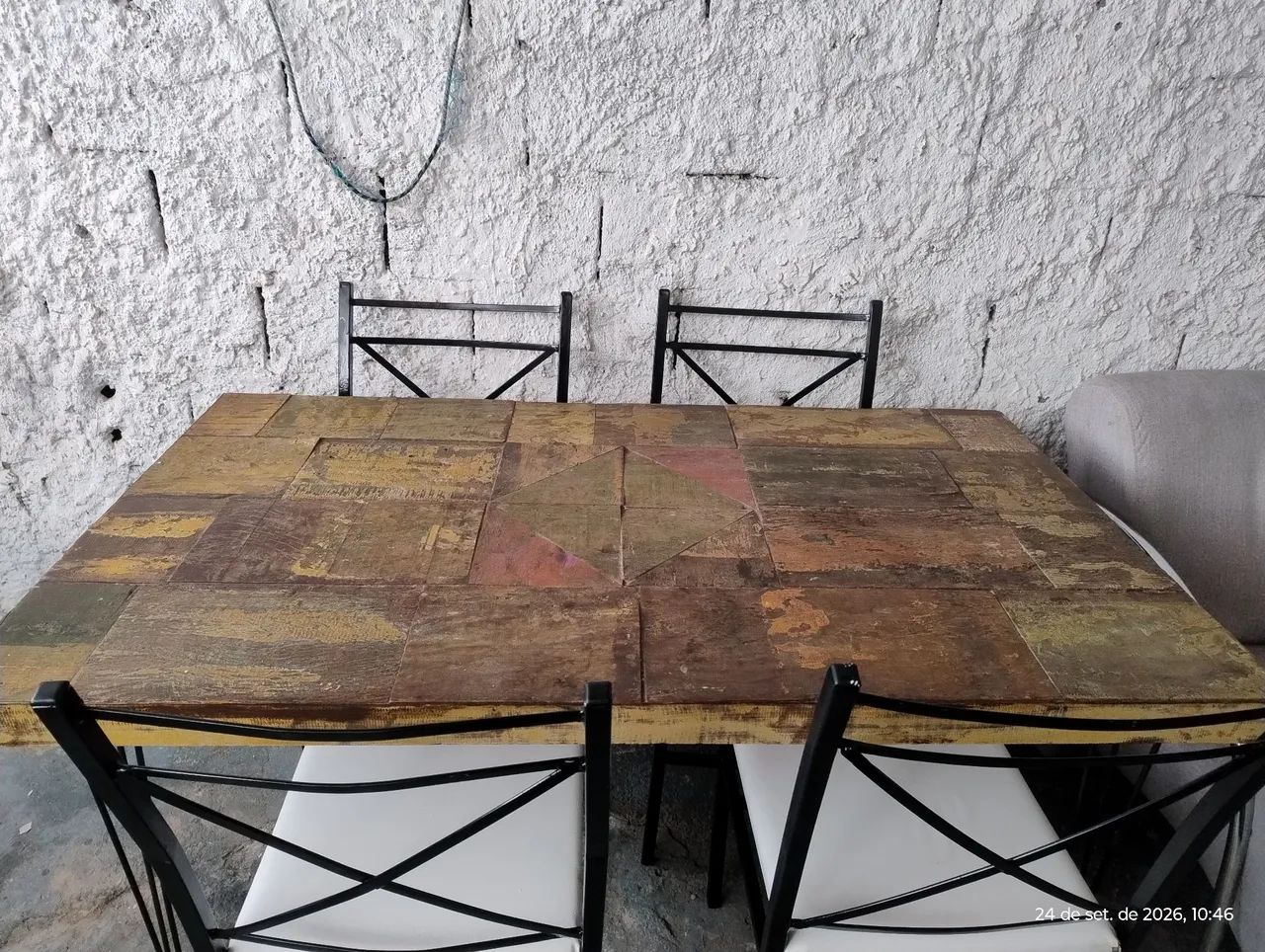 Mesa de madeira de demolição com 04 cadeiras de ferro 