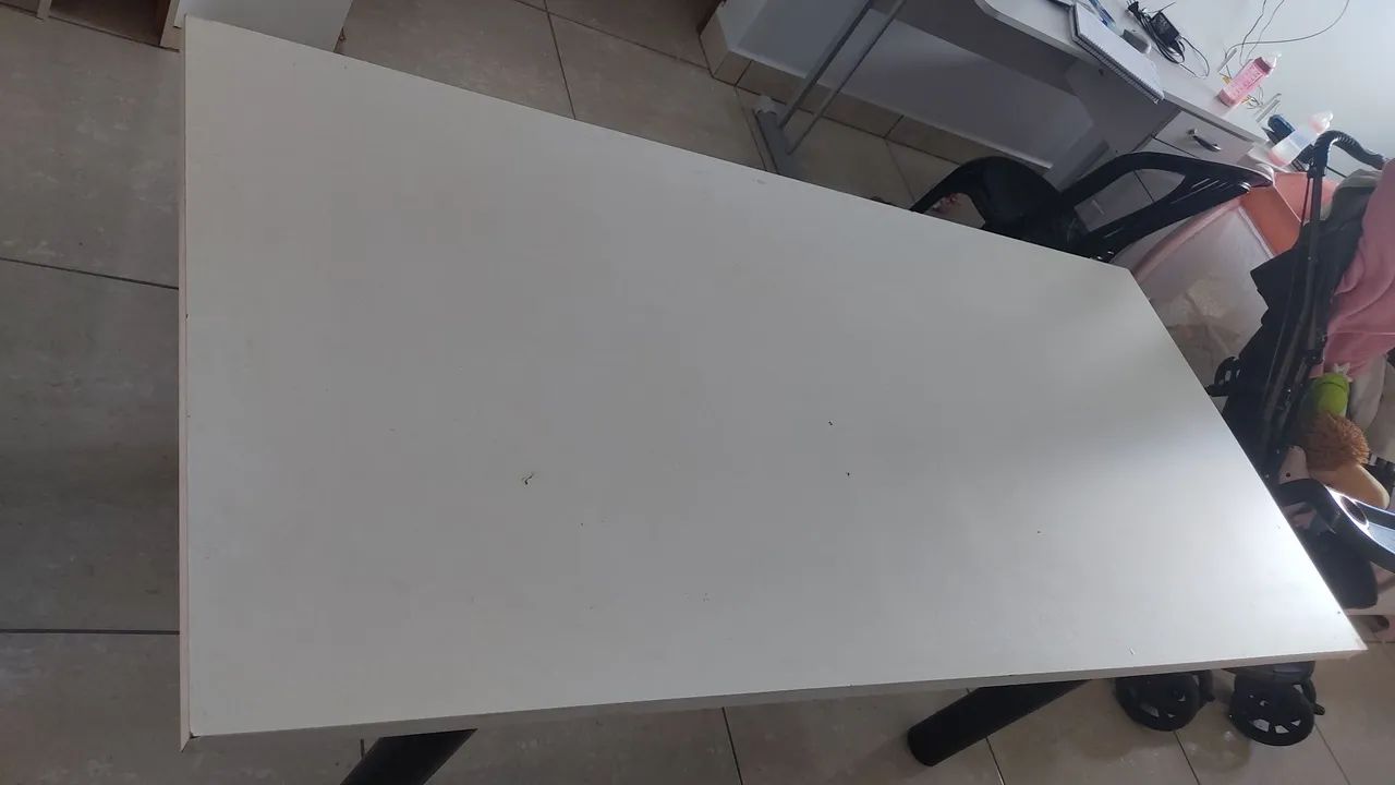 Mesa Multiuso Branca com Pés de Ferro Pretos - Seminova - Foto 2