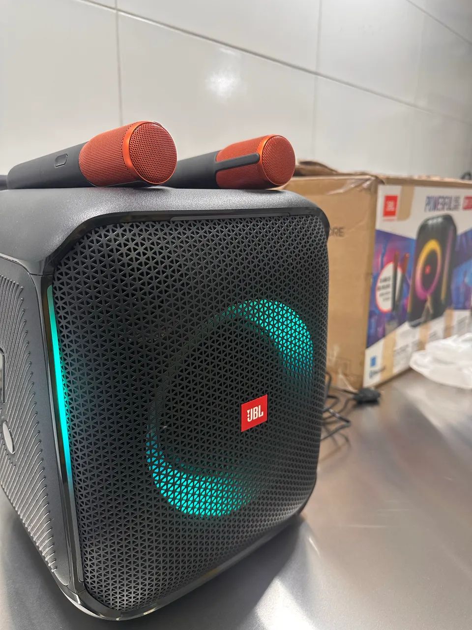 Caixa de Som JBL - Acompanha 2 microfones  - Foto 2