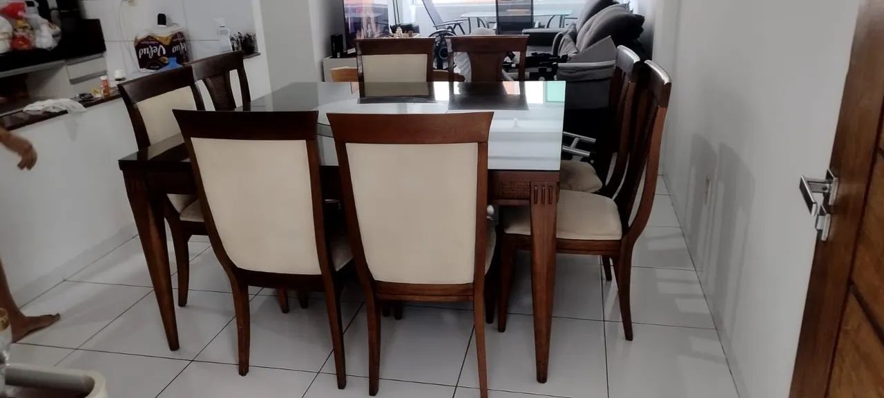 Mesa com tampo de vidro em madeira com 8 cadeiras acochoadas - Foto 3