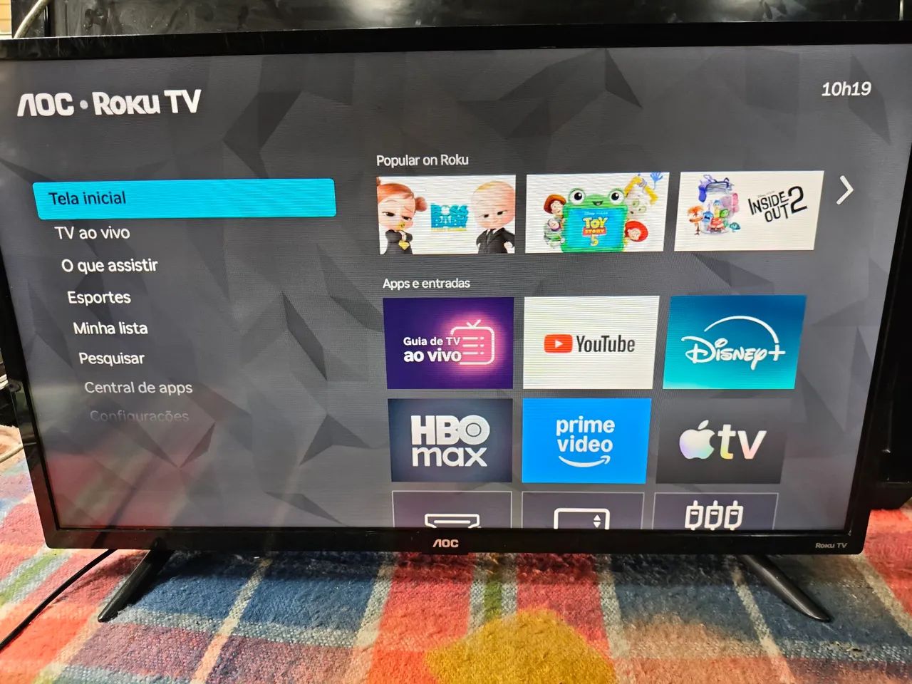 SMART TV 32 AOC Roku Polegadas com cabo e controle e pés funcionando perfeitamente 