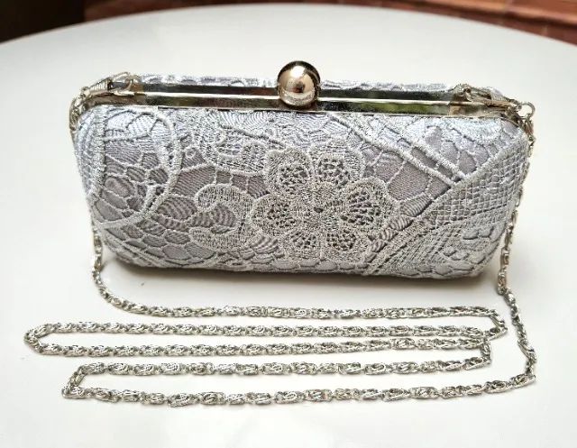 Bolsa para festa prateada com rendas