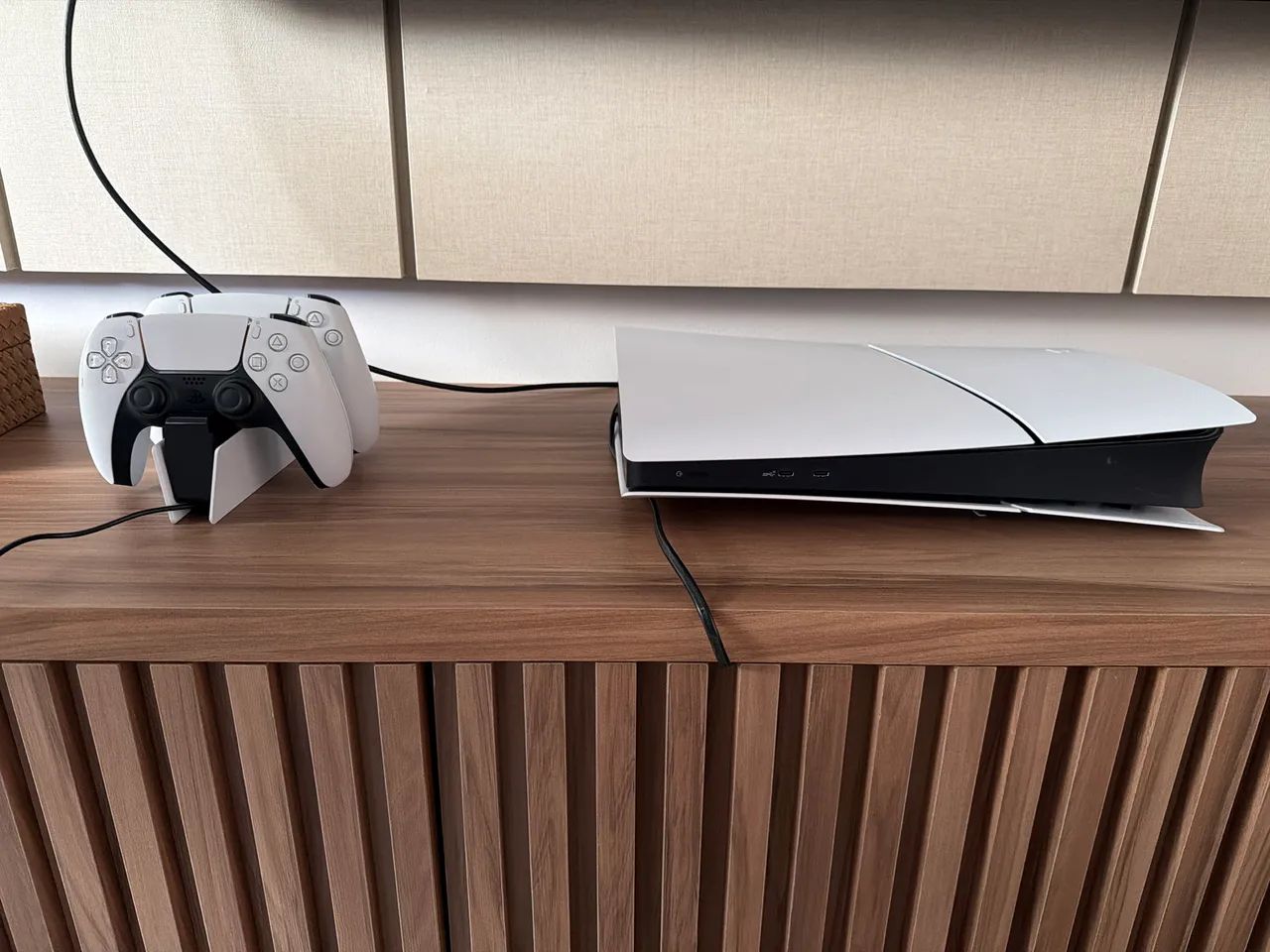 PS5 novo, 2 controles e base para recarga