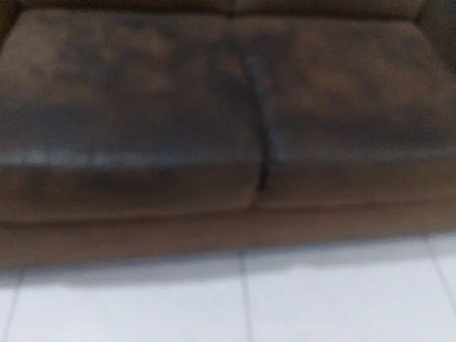Vendo sofá usado, está sujo e vai com a capa. - Foto 2