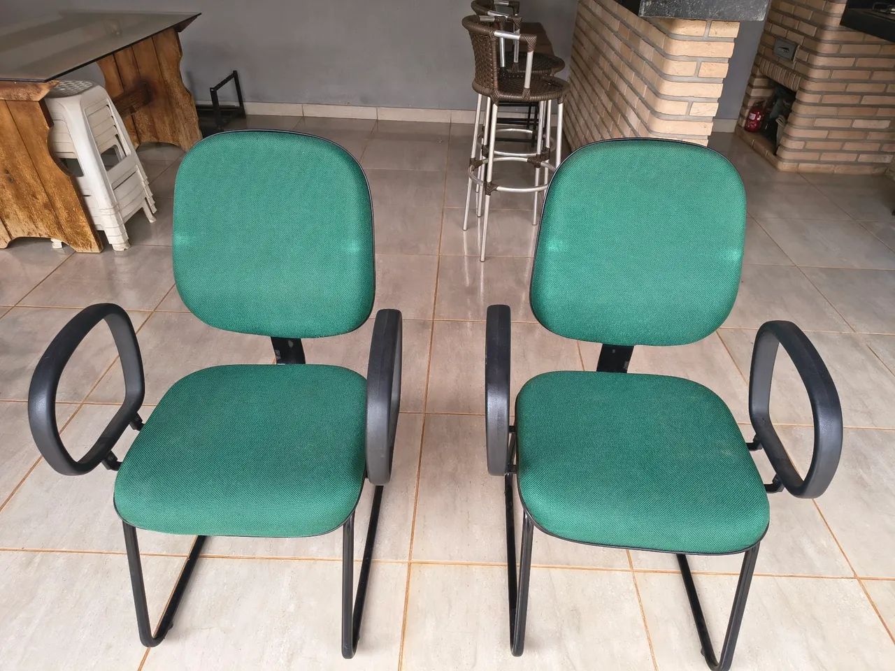 Vendo 2 cadeiras pra escritório  - Foto 4