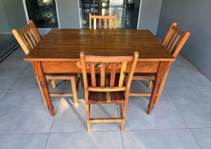MESA DE MADEIRA C/ 4 CADEIRAS 