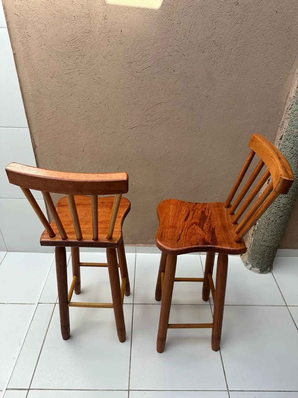 2 cadeiras de madeira para balcão  - Foto 2