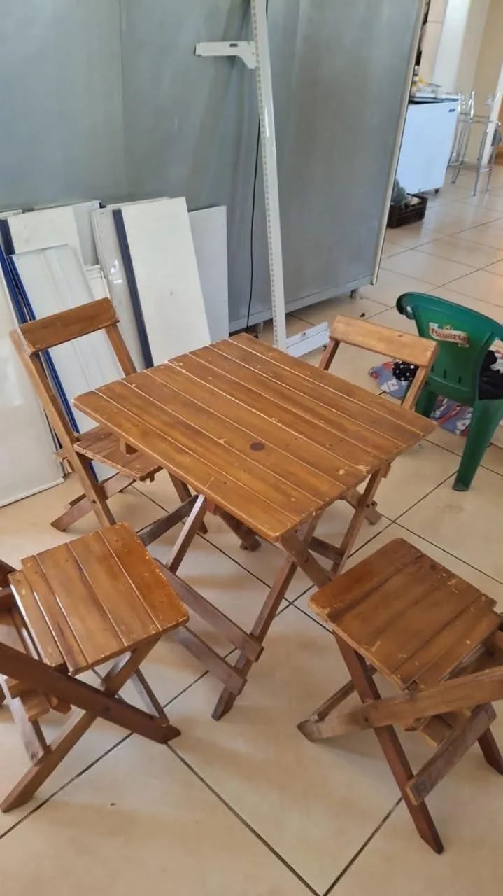 Conjunto de mesas e cadeiras