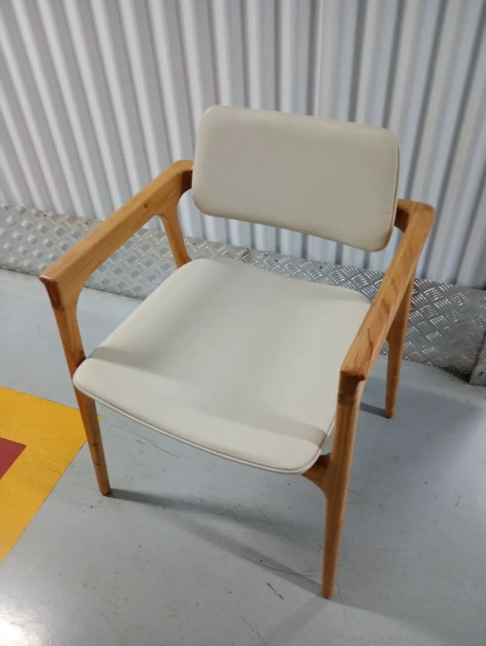 Mesa com 8 cadeiras de design elegante com braços em madeira - Foto 2