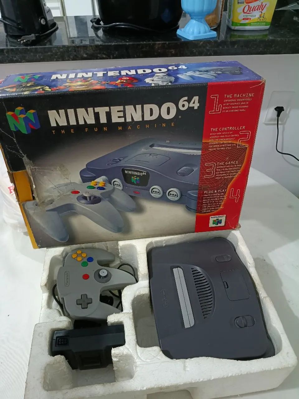 Nintendo 64 na caixa, funcionando perfeitamente