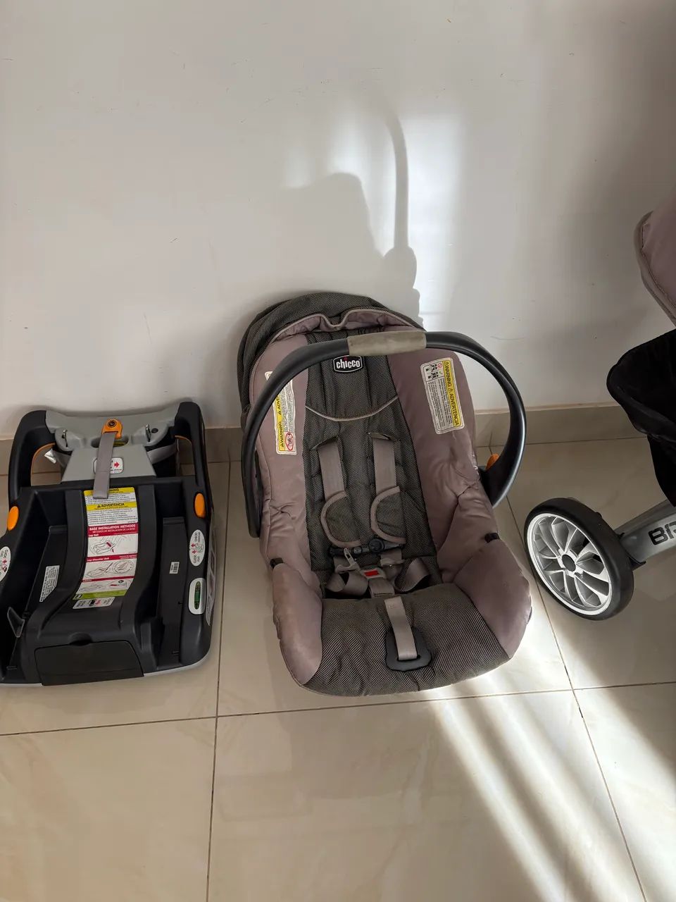 Kit carrinho de bebê e bebê conforto Chicco Bravo Travel System - Foto 2