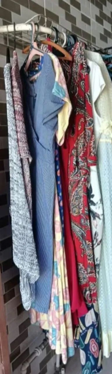 Lote de 300 peças de roupas  - Foto 4