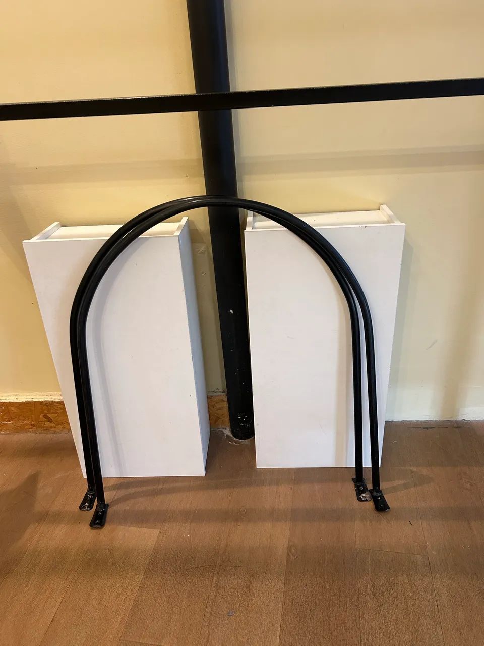 Base em MDF branco para vitrine