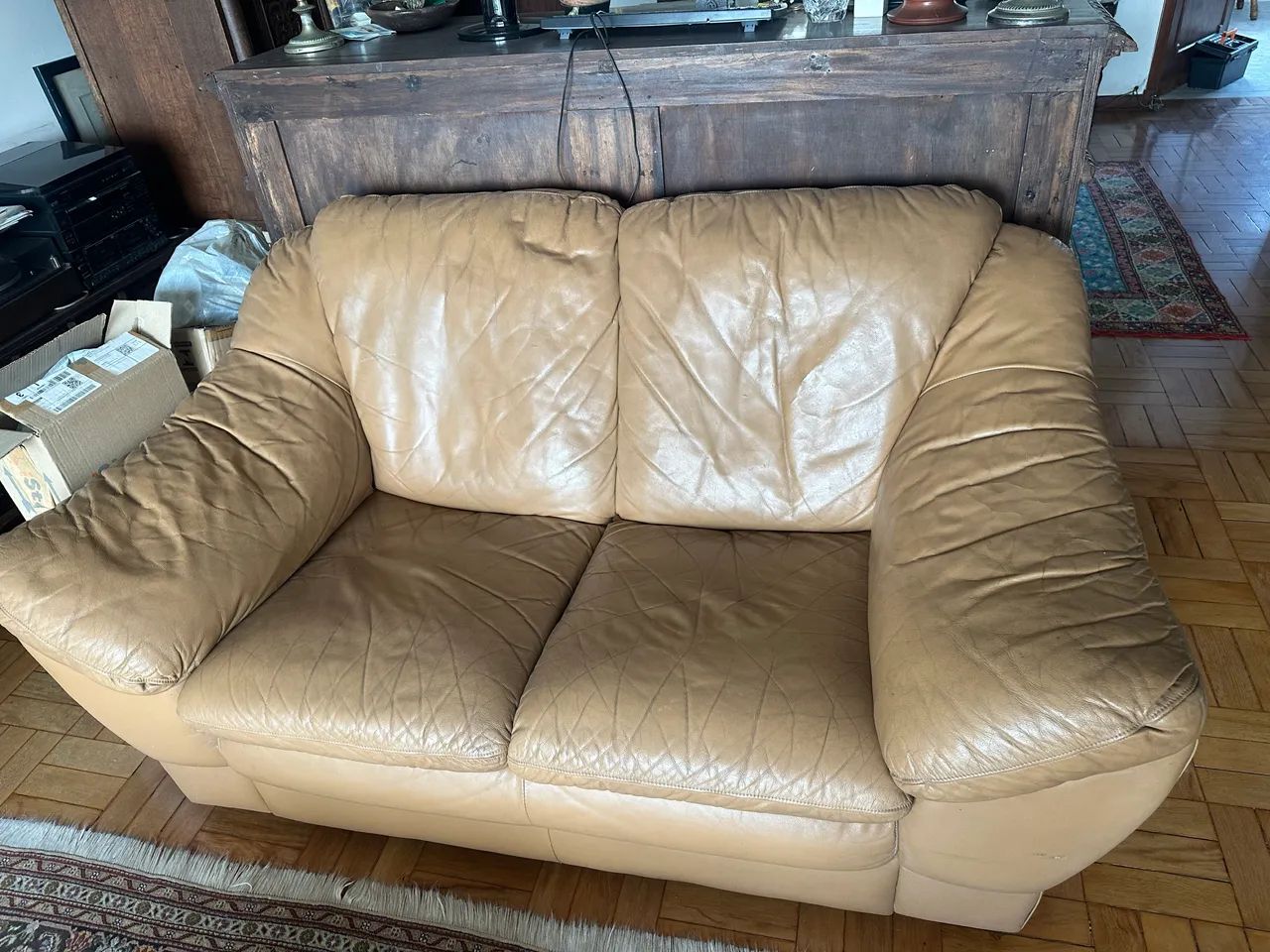 Dois Sofas em couro: 2 e 3 lugares 