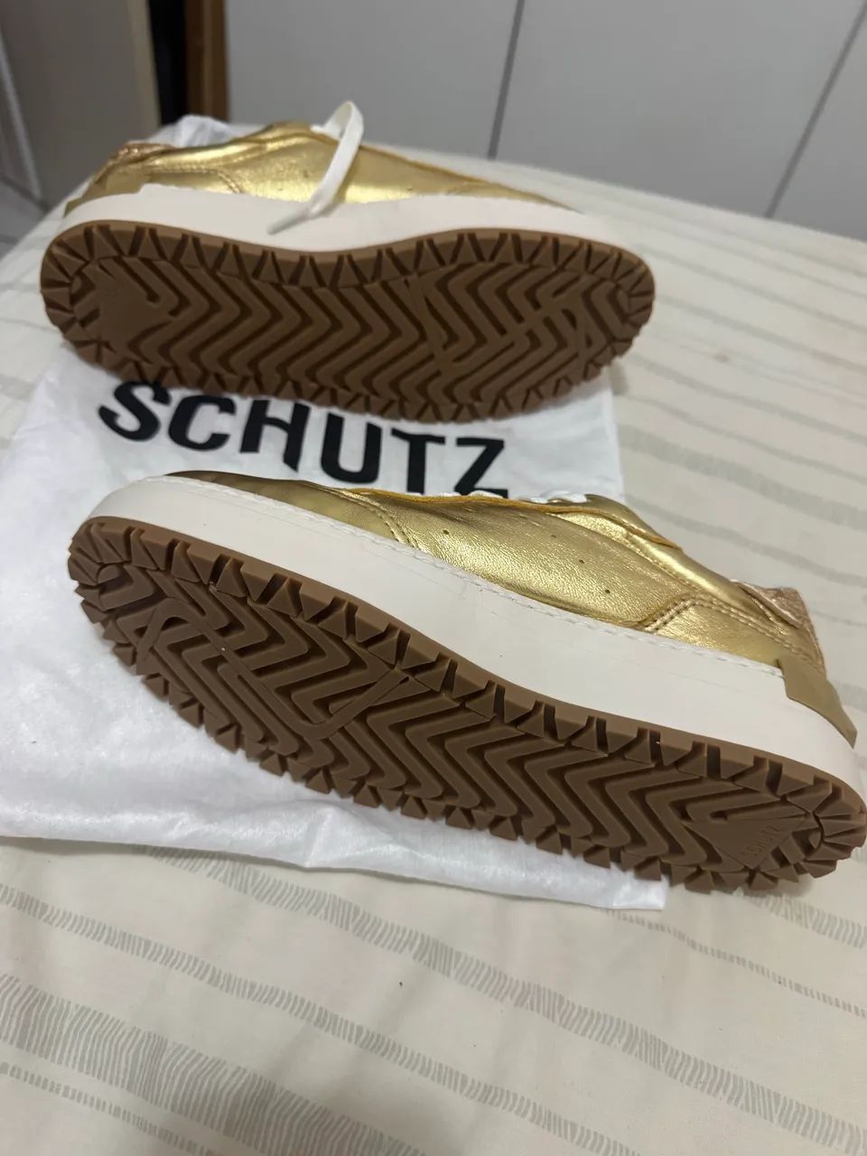 Tênis Schultz couro dourado - novo  - Foto 4