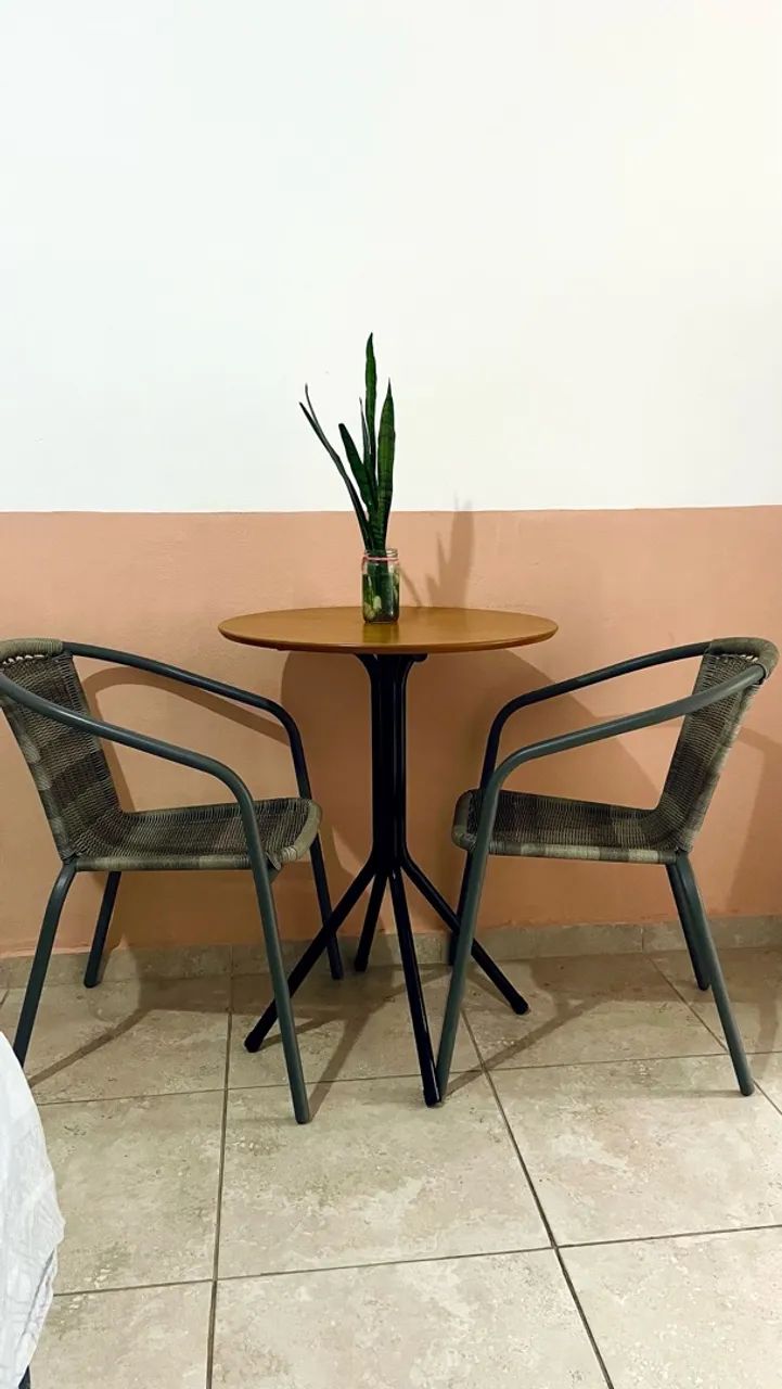 Mesa com duas cadeiras 