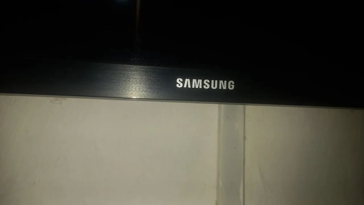 Vendo TV Samsung 43 polegadas,  sai áudio mais a tela tá branca acompanha controle .