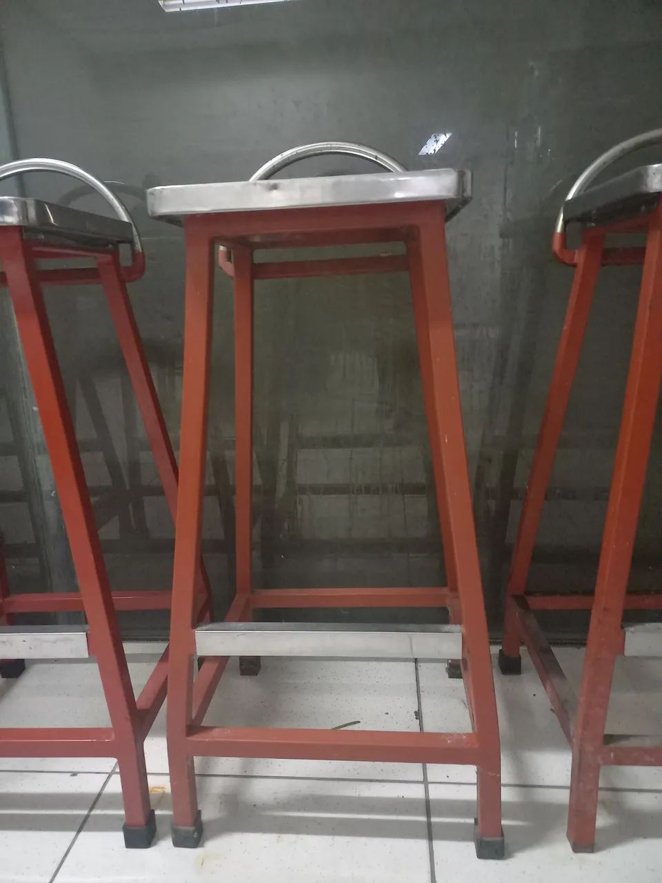 Bancos cromados,altos. 300,00 cada banco - Foto 2