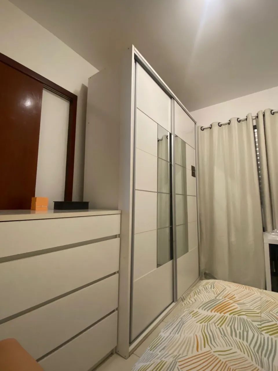 guarda-roupa branco com espelho - Foto 2