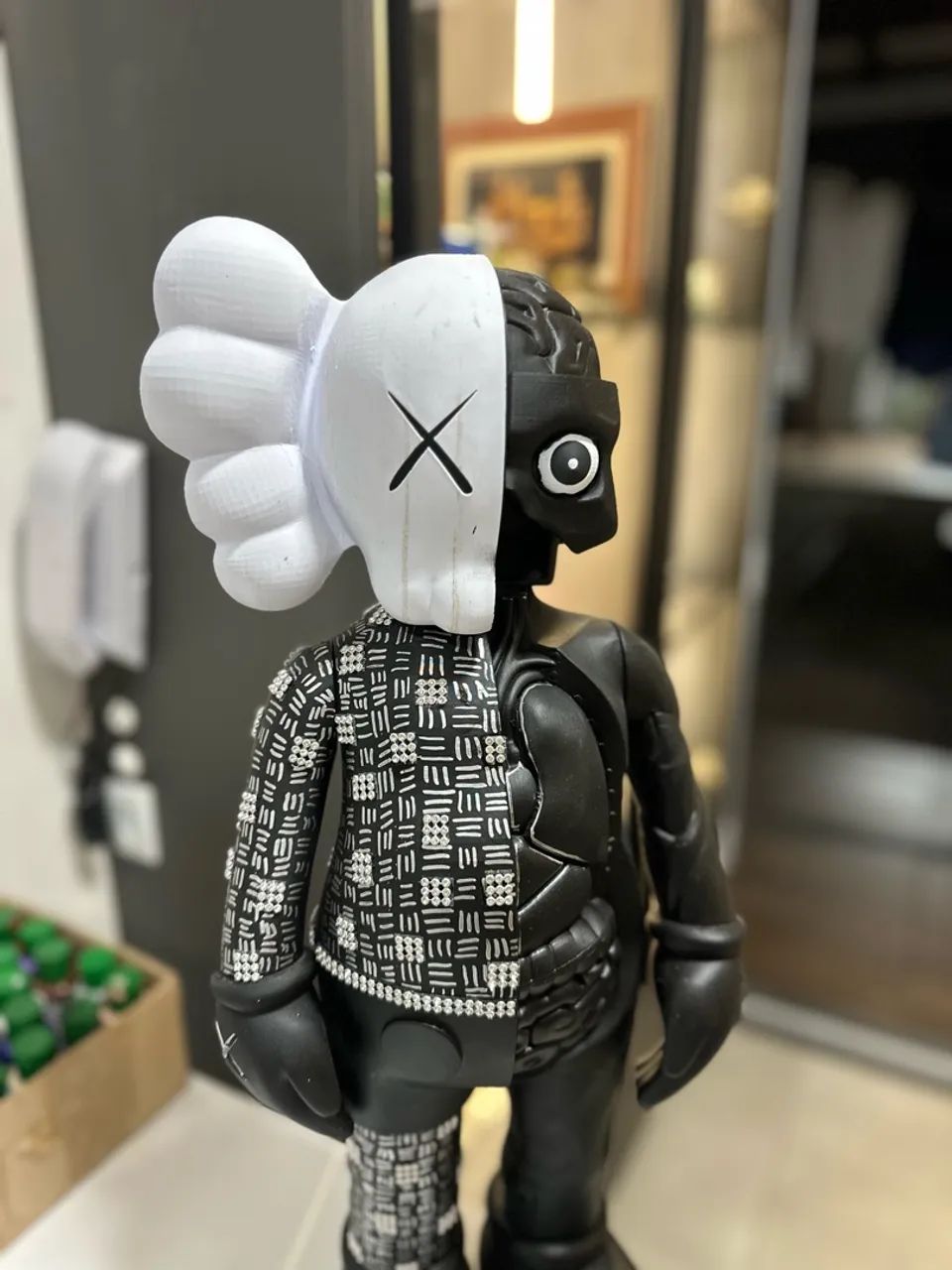 Boneco KAWS Preto e Branco - Colecionável e Decoração - Foto 3